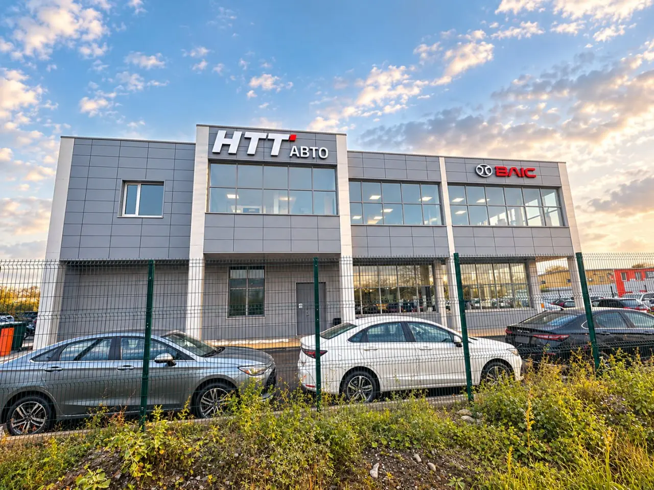 Фасад автосалона HTT авто на улице Артинской, 20Б
